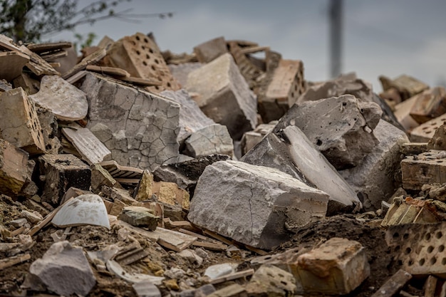 Vertedero de piedra sobre las ruinas de una casa particular. Un montón de escombros de construcción y piedras.