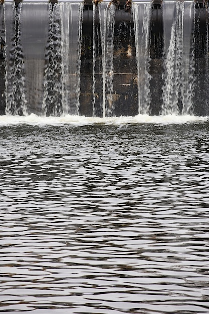 Vertedero en el río