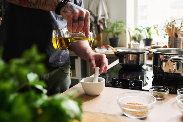 Verter aceite de oliva en un tazón