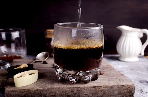 Verter agua hirviendo en un vaso de café.