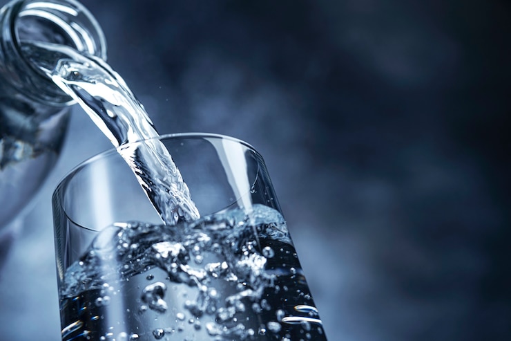 Foto verter agua sobre fondo negro