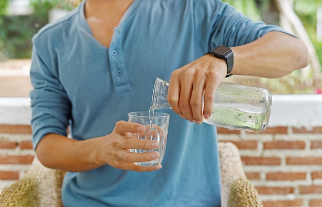 Foto verter agua del vaso en el vaso