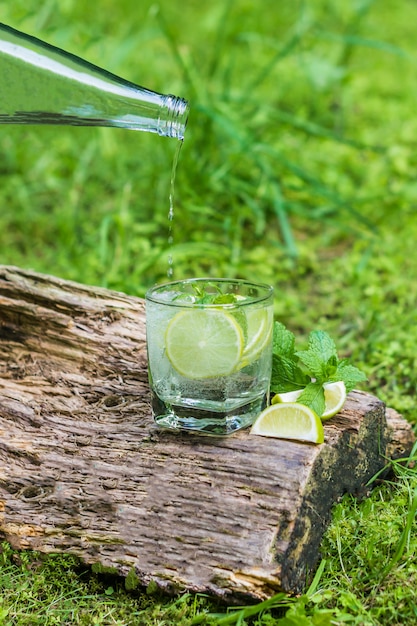 Verter agua en un vaso