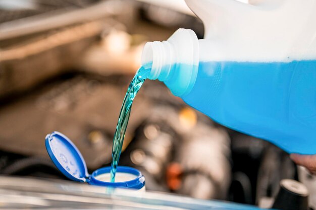 Verter anticongelante Llenar un tanque de lavado de parabrisas con un anticongelante en clima frío de invierno