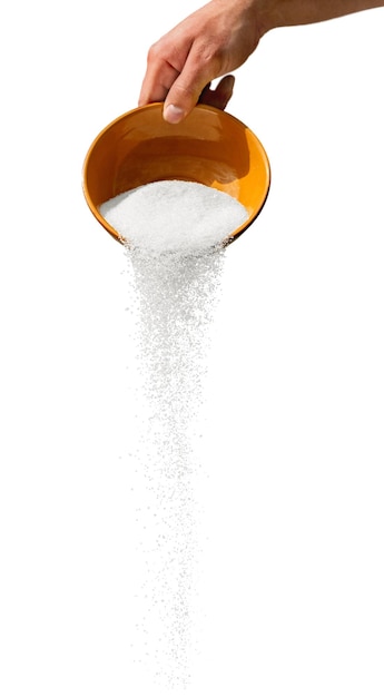 Verter el azúcar blanco del recipiente aislado sobre fondo blanco.