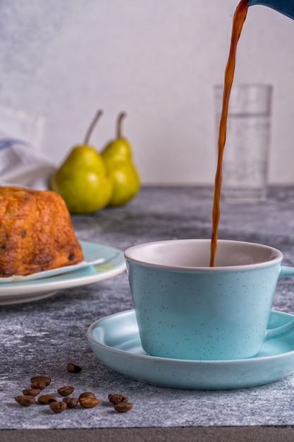 Verter café negro en una taza