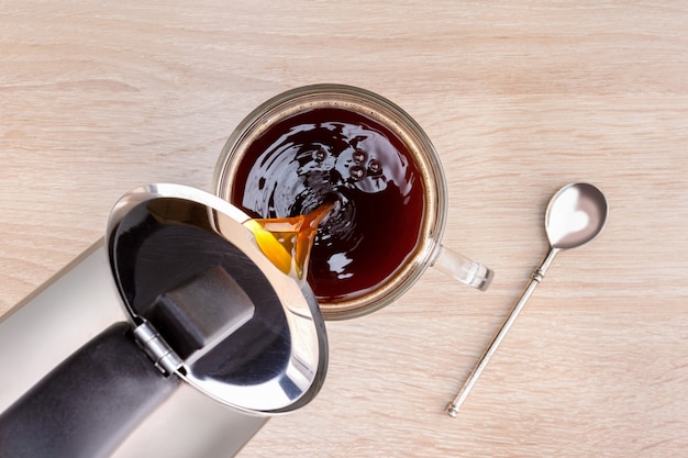 Verter café en una taza en casa. Concepto de café de la mañana.