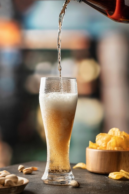 Verter cerveza espumosa ligera en un vaso en el fondo del bar Bebidas tradicionales Concepto de Oktoberfest