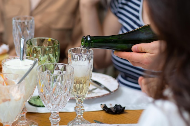 Verter champán en copas Tiempo de fiesta