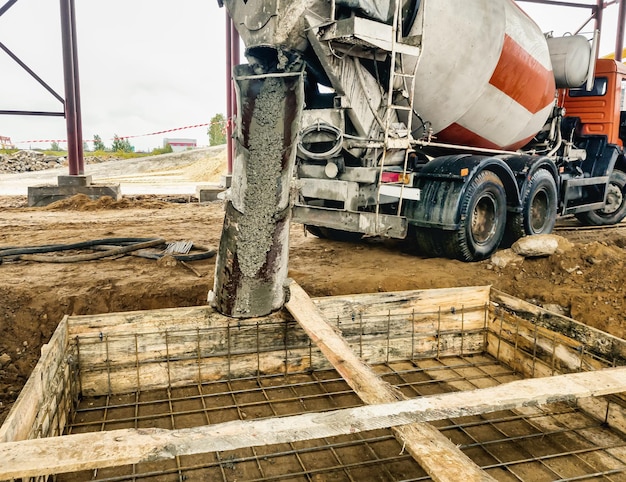 Verter los cimientos con hormigón en el sitio de construcción Trabajos monolíticos de hormigón armado durante la construcción del edificio.