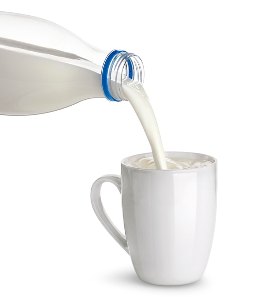 Verter la leche aislada en blanco con trazado de recorte