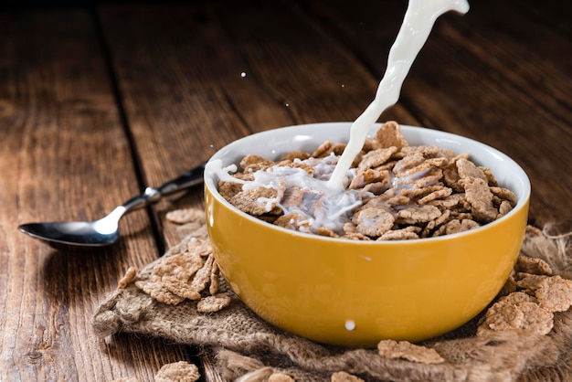 Verter la leche en un bol con copos de maíz