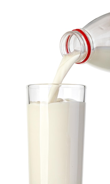 Verter la leche de la botella en un vaso