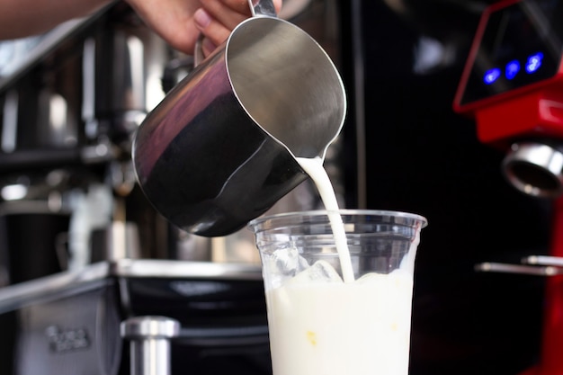 Verter la leche Café recién molido