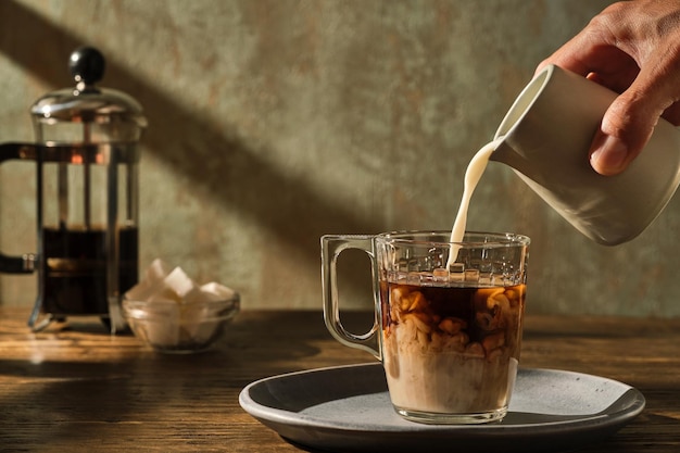 Verter la leche en el café