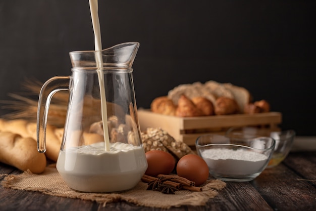 Verter la leche en una jarra colocada sobre el saco.