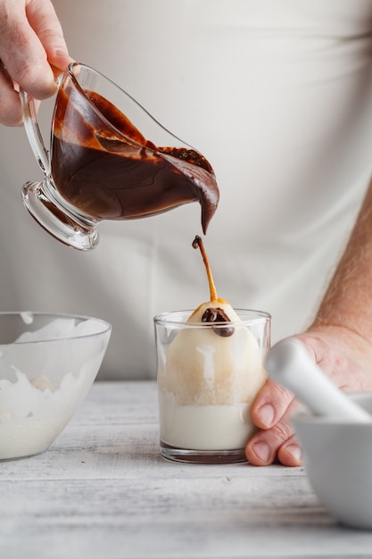 Foto verter salsa de chocolate sobre helado