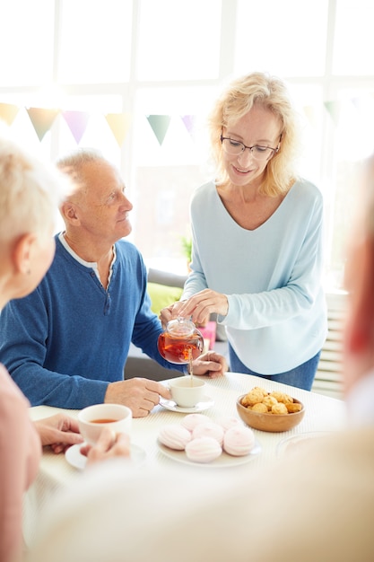 Verter té para invitados