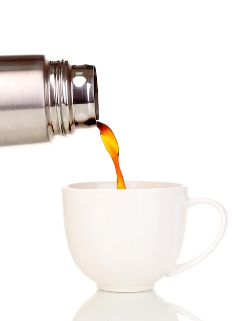 Verter del termo en taza aislado en blanco