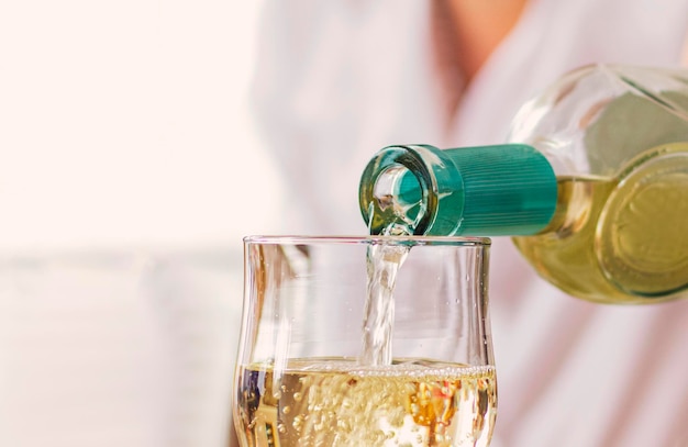 Foto verter un vaso de vino blanco de una botella cita romántica con vino