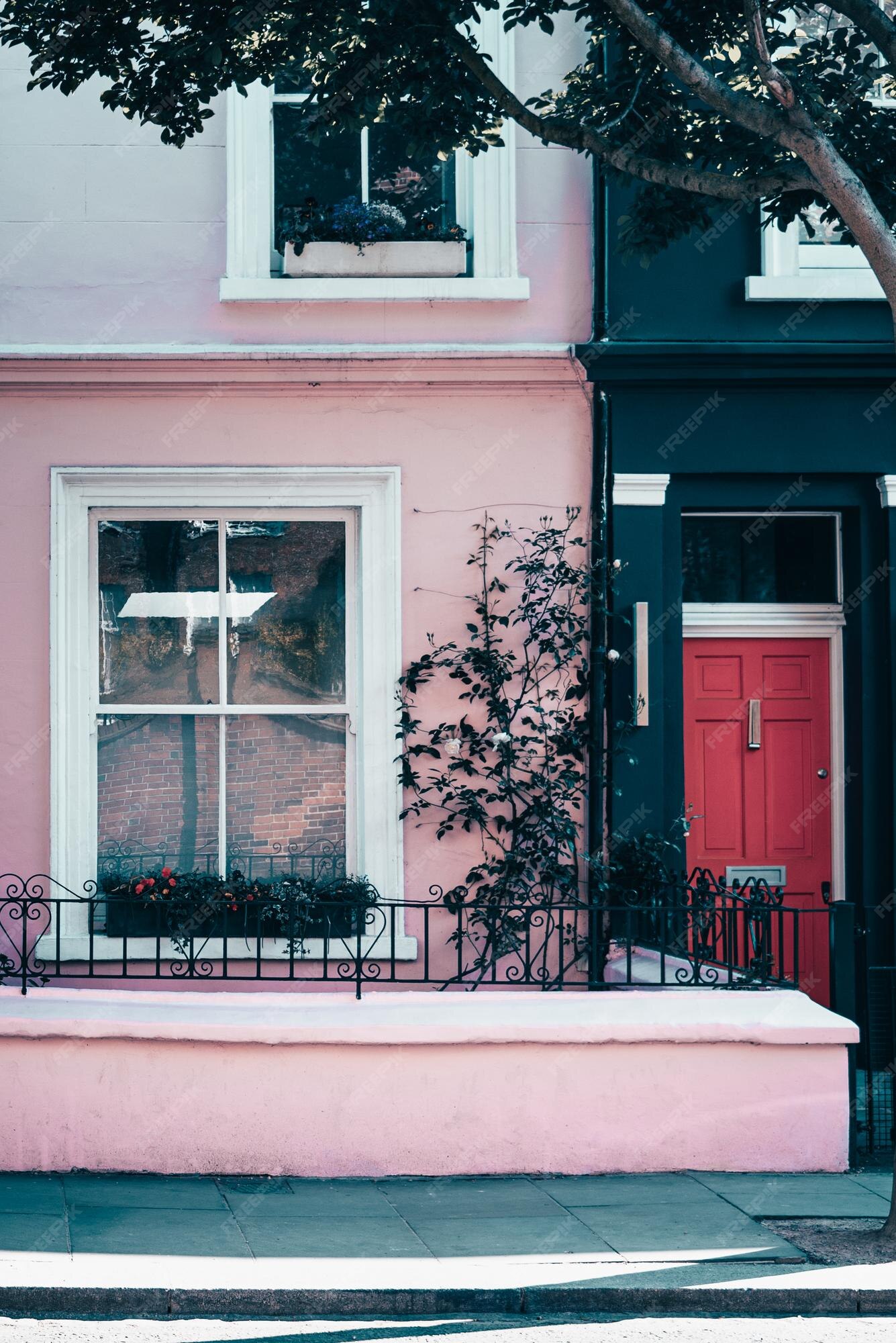 Casa Britânica Amarela Com Plantas Fora Das Janelas Imagem de Stock -  Imagem de londres, urbano: 204969287