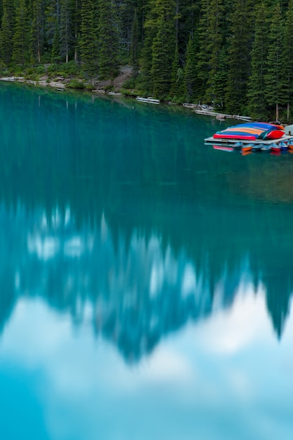 Vertical, de, a, moraine, lago, pôr do sol, com, turquesa, lago, e, bluesky, banff, alberta, canadá