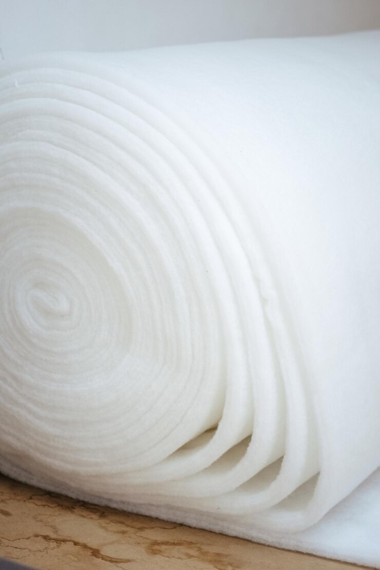 Foto vertical de um rolo de estofamento branco para móveis