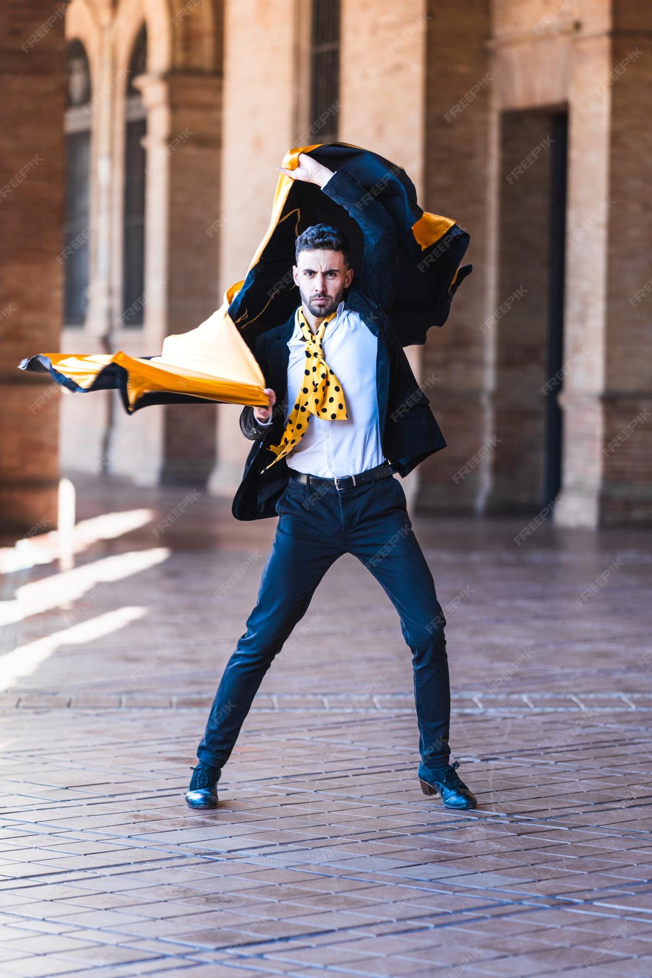Torneado Variante Oclusión Vertical de un hombre hispano con traje y capa de torero bailando flamenco  en la calle | Foto Premium