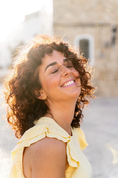 Vertical retrato de mujer alegre con sonrisa de dientes blancos. Concepto de felicidad en viajes y vacaciones