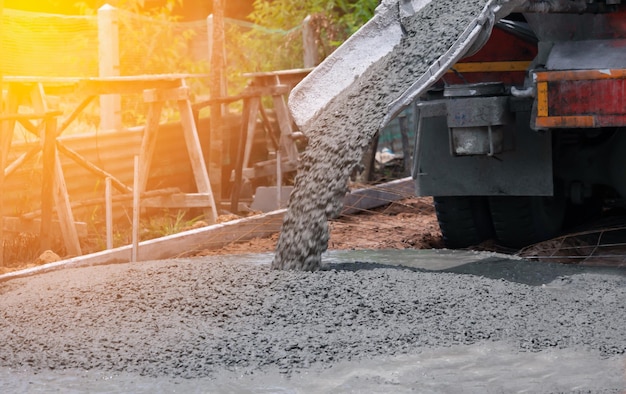 Vertido de una mezcla de hormigón en el sitio de construcción de carreteras