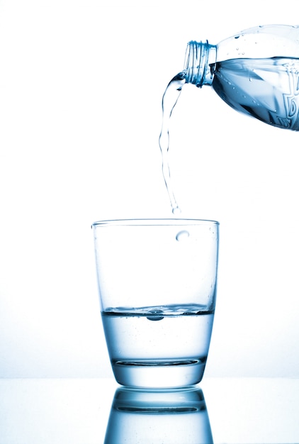 Vertiendo agua en un vaso