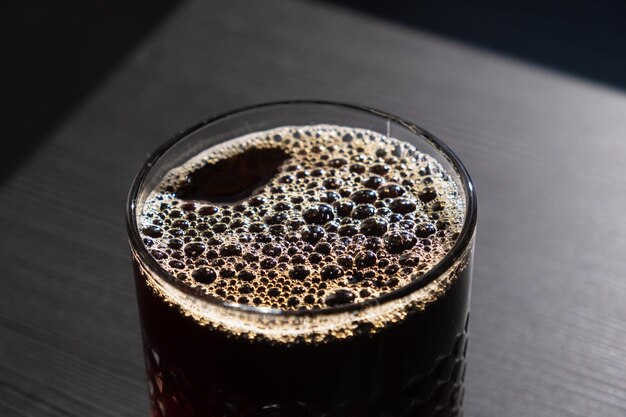 vertiendo café en un vaso en una foto macro