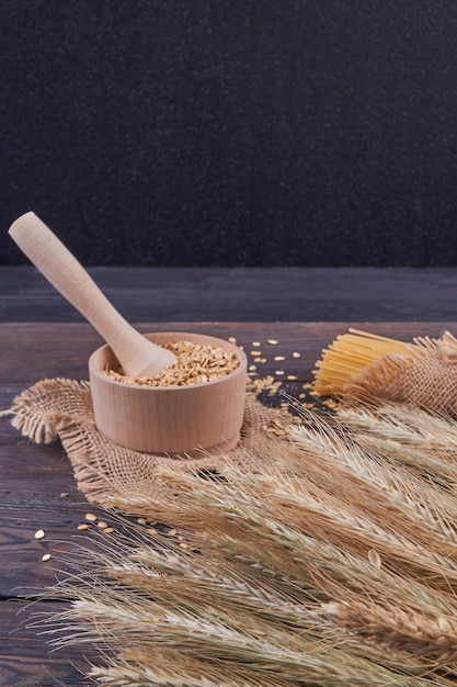 Vertikal geschossene Weizenährchen mit Holzmörser im Holzbogen