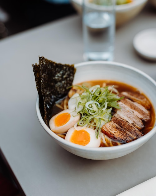 Vertikale Ansicht der asiatischen Nudelsuppe Ramen