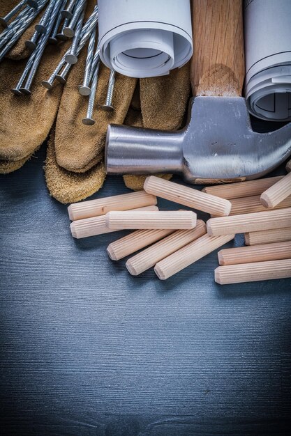 Vertikale Ansicht Dübel Hammer Blaupausen Nägel Handschuhe