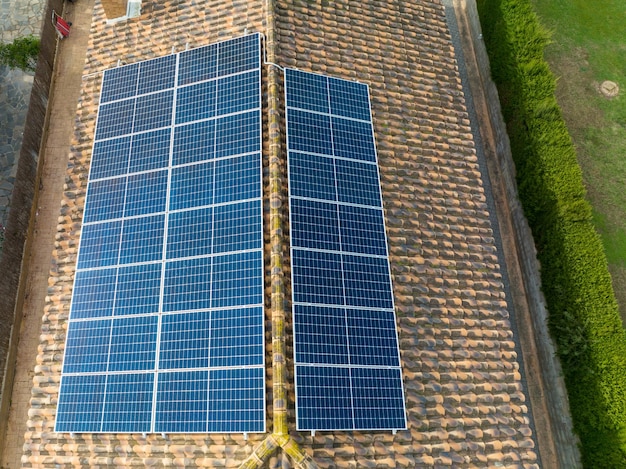 Vertikale Ansicht von oben auf die auf dem Dach installierten Sonnenkollektoren