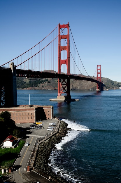 Vertikale Aufnahme der Golden Gate Bridge in den USA