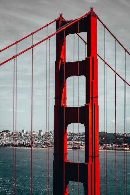 Vertikale Aufnahme der Golden Gate Bridge in San FranciscoUSA