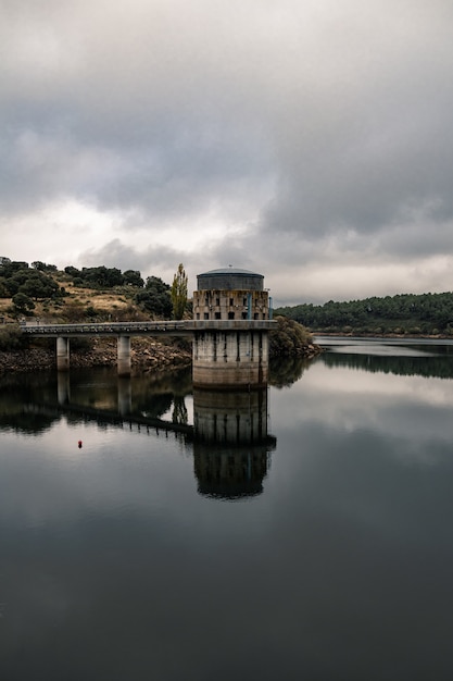 Vertikale Aufnahme der Reflexion eines Gebäudes auf der Wasseroberfläche