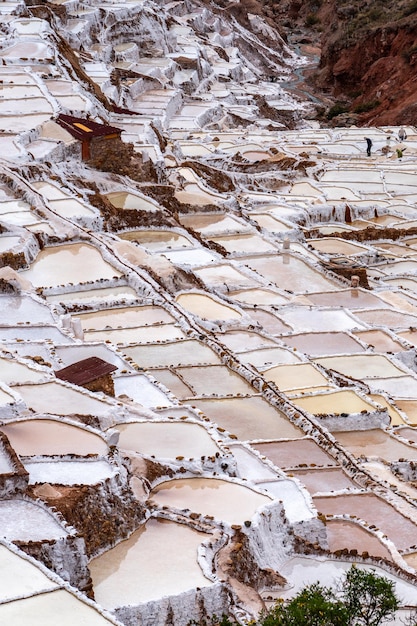 Vertikale aufnahme der salzterrassen von maras in peru