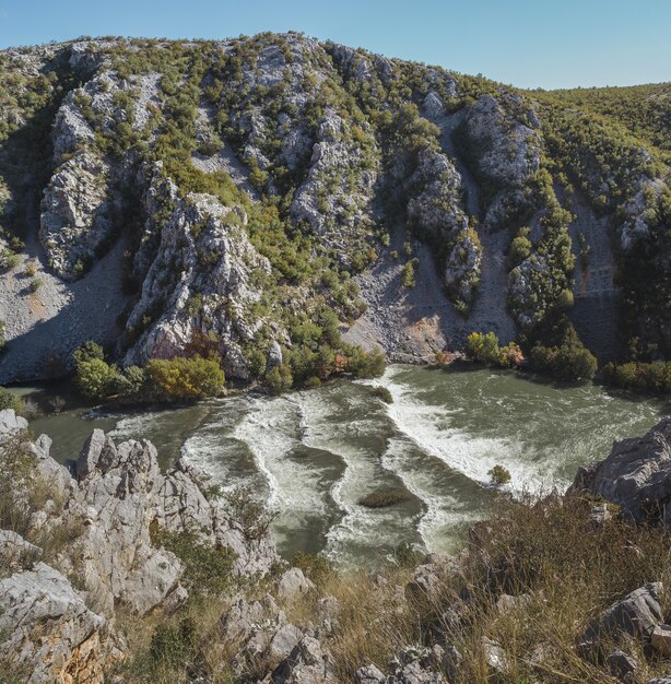 Vertikale Aufnahme der Schlucht des Flusses Krupa in Kroatien