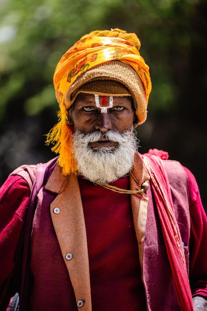 Foto vertikale aufnahme des heiligen mannes sadhu