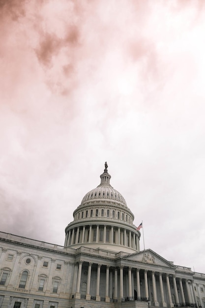 Vertikale Aufnahme des Kapitols der Vereinigten Staaten in Washington, DC, vor dem bewölkten Himmel