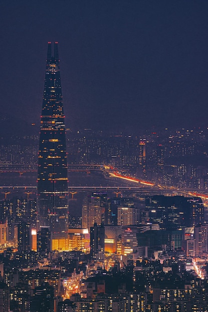 Vertikale Aufnahme des prächtigen Lotte-Turms, der nachts in Seoul, Südkorea, aufgenommen wurde