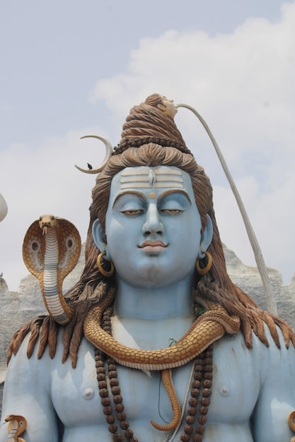 Vertikale Aufnahme des Tempels des Herrn Shiva in Galteshwar, Indien