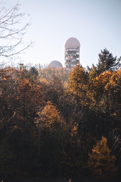 Vertikale Aufnahme des Teufelsbergs, eines unnatürlichen Hügels mit Bäumen im Vordergrund in Berlin, Deutschland