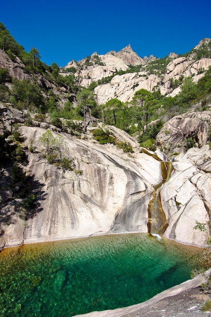 Vertikale Aufnahme des Wasserfalls Purcaraccia