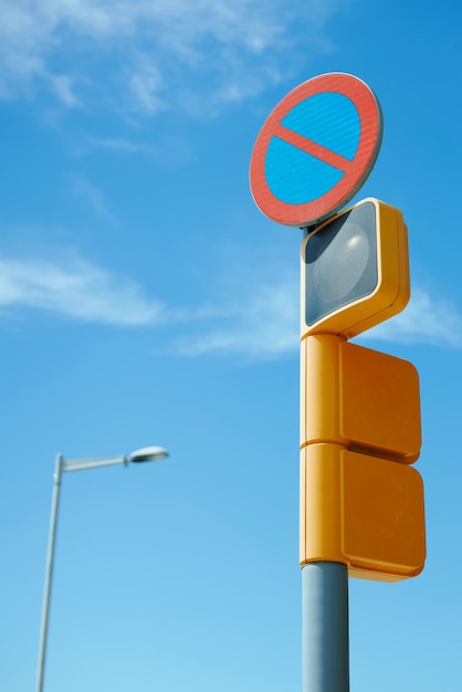 Vertikale Aufnahme einer Ampel und eines Schildes