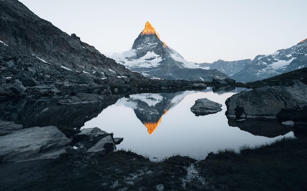 Vertikale Aufnahme eines Sees, der den Gipfel des Matterhorns in der Schweiz widerspiegelt