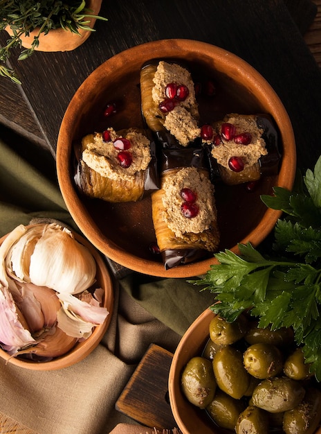 Vertikale Aufnahme von Auberginenbrötchen